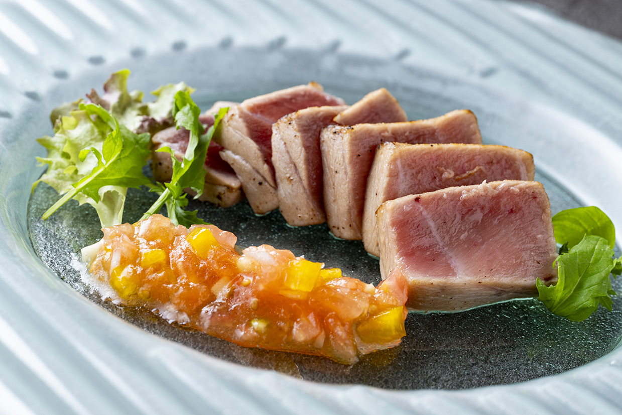 マグロのレアステーキ　夏野菜のピストーソース
