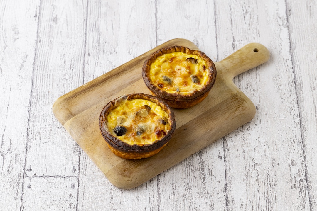 きのことベーコンのキッシュ バターでソテーした角切りベーコン・しめじ・舞茸に生クリームを贅沢に使ったアパレイユを合わせ2種のチーズを乗せ焼き上げたキッシュです。