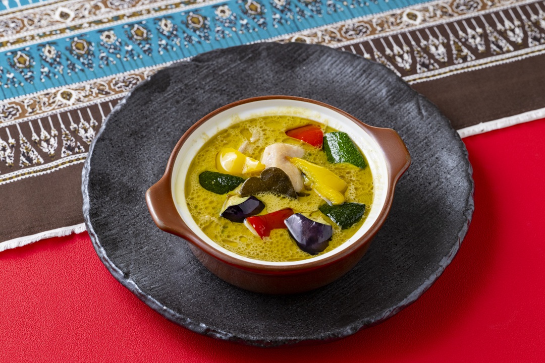 鶏肉と野菜のグリーンカレー煮込み
