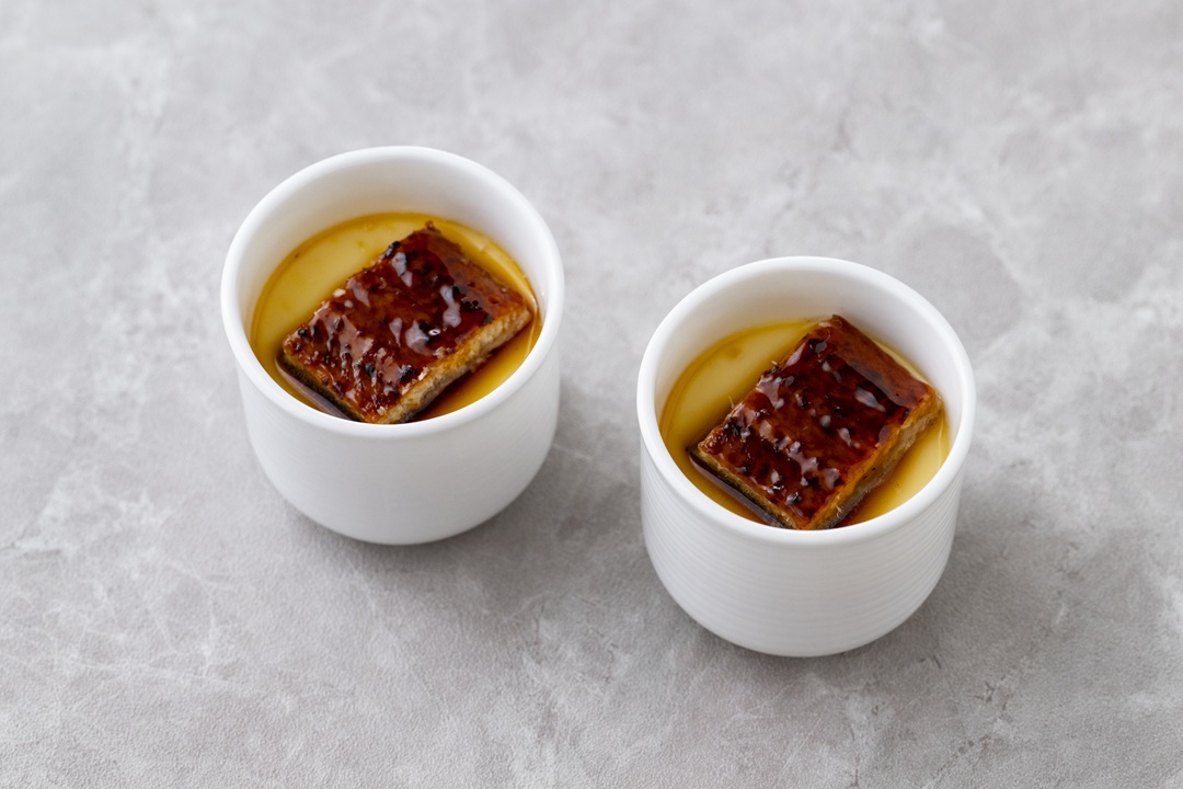 コンソメロワイヤルとウナギ 蒲焼きバルサミコソース