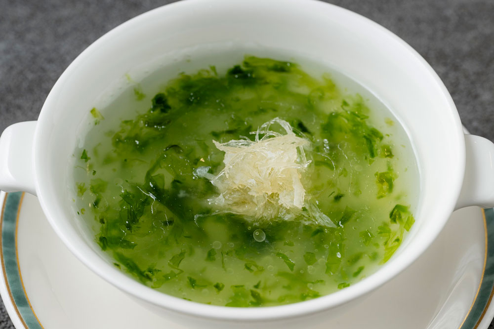 浜名湖生海苔入りふかひれスープ