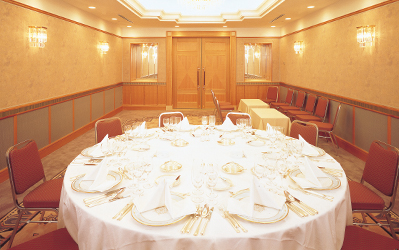 3階小宴会場 桜_会食イメージ（着席）